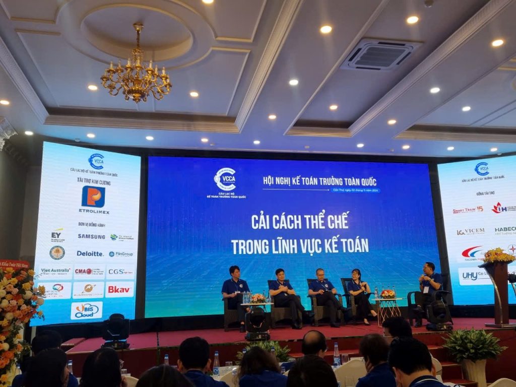 Ông Hoàng Đức Hùng - Chủ tịch HĐQT CGS Việt Nam tham gia thảo luận tại Hội nghị với chủ đề “Cải cách thể chế trong lĩnh vực kế toán”