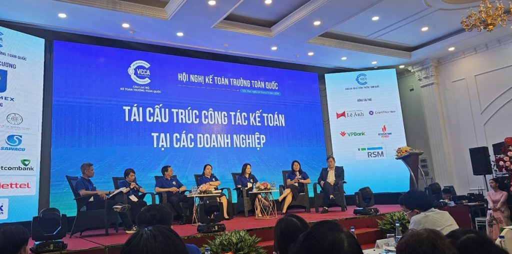 Ông Nguyễn Viết Thịnh - Tổng Giám đốc CGS Việt Nam điều phối phiên thảo luận “Tái cấu trúc công tác Kế toán tại các Doanh nghiệp”