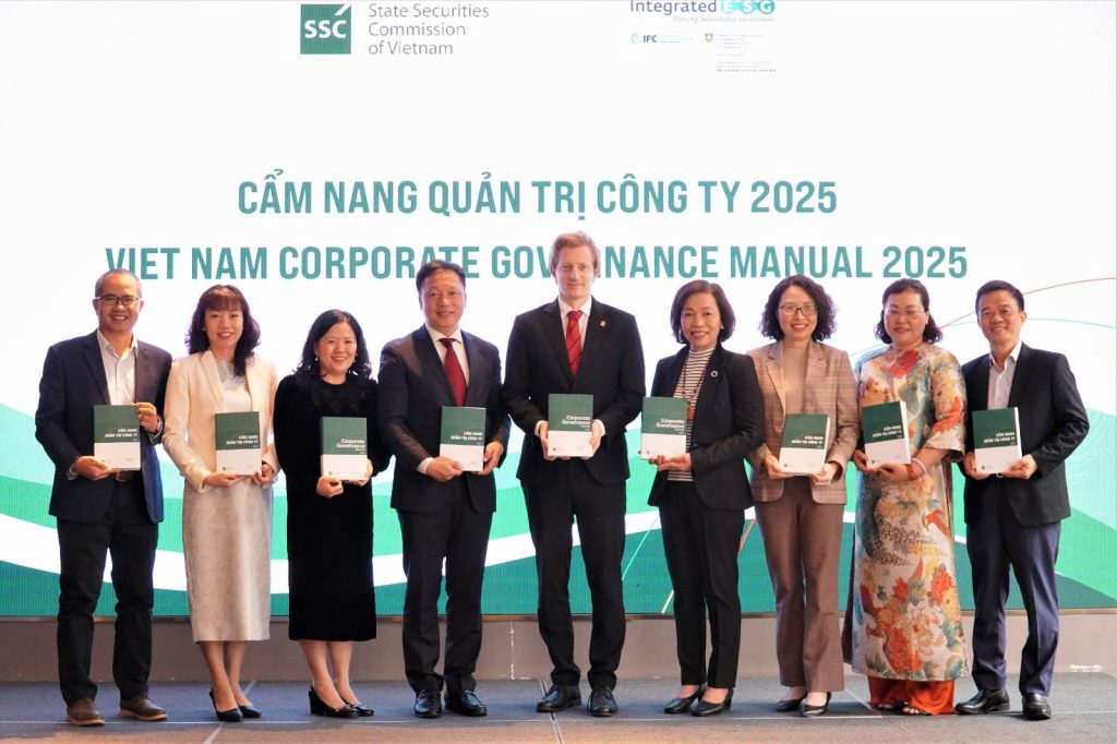 Delegates attending the launch ceremony of the Corporate Governance Handbook 2025 in Hanoi