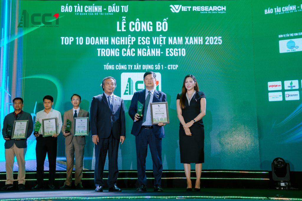 Ông Phan Hữu Duy Quốc – Chủ tịch HĐQT CC1 đón nhận cúp và giấy chứng nhận Top 10 Doanh nghiệp ESG Việt Nam Xanh 2025 – Ngành Xây dựng (ESG10)