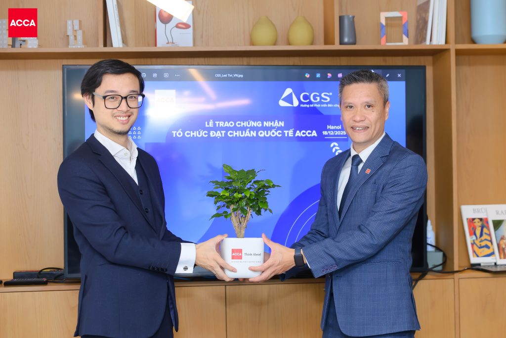 Ông Nguyễn Viết Thịnh, FCCA – Tổng Giám đốc CGS Việt Nam và Ông Tô Quốc Hưng – Giám đốc Quốc gia ACCA Việt Nam.