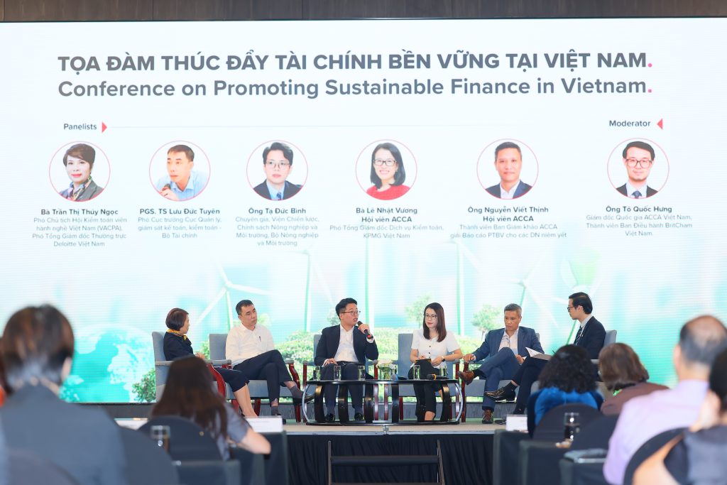 Các diễn giả trao đổi về vai trò của doanh nghiệp, tổ chức tài chính và nghề kế toán - kiểm toán trong quá trình triển khai Green Taxonomy tại Việt Nam. (Nguồn ảnh: ACCA)
