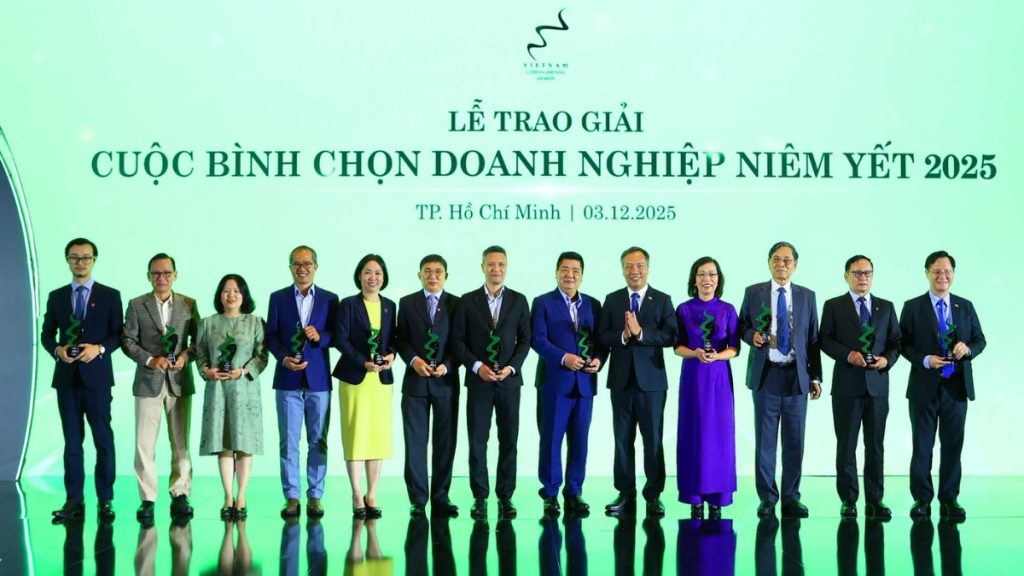 Ông Nguyễn Viết Thịnh – CEO CGS Việt Nam, Trưởng nhóm Bình chọn Báo cáo Phát triển Bền vững, cùng các đại diện tham gia chấm giải VLCA 2025. Nguồn ảnh: VLCA.