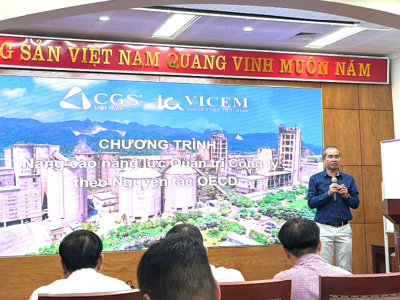 anh Hoàng Đức Hùng tại Chương trình nâng cao năng lực Quản trị Công ty cho VICEM